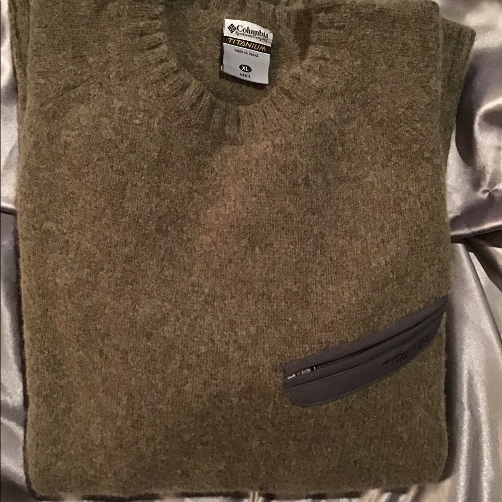 Columbia Sportswear Sweater With Pocket. Like New